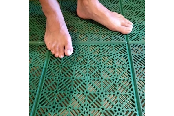 loseta autoventilada anti humedad verde para suelos de baños, piscinas, vestuarios