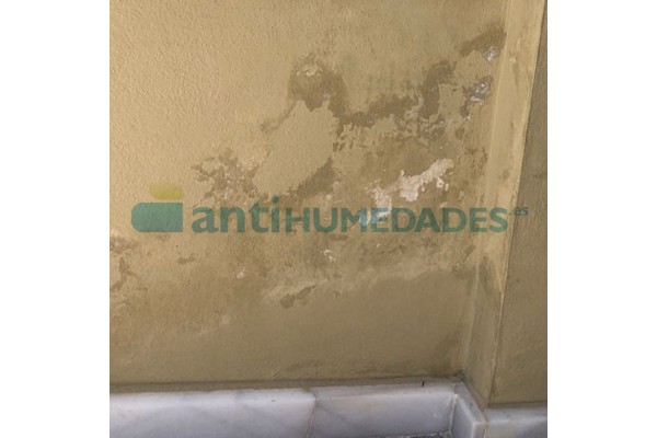 Pared con manchas y eflorescencias por humedades