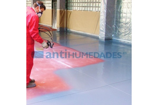 Aplicación con airless pintura de poliuretano gris