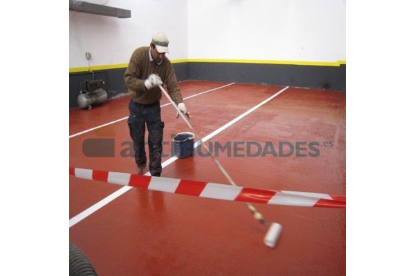 Superficie antideslizante y resistente al tránsito con pintura epoxi