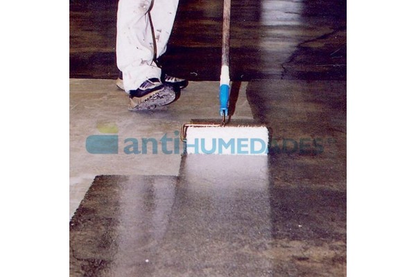Imprimación con barrera capilar en superficie de hormigón