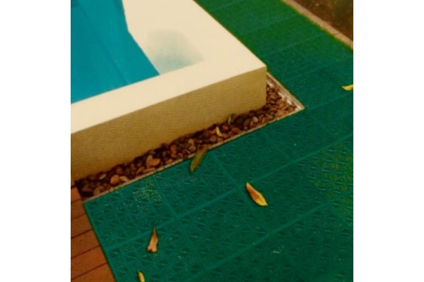 loseta verde ventilada anti humedad para suelos y duchas de piscinas