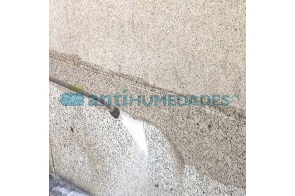 Aplicar Hidrorin de Idroless en fachada para evitar las manchas de la orina y los malos olores