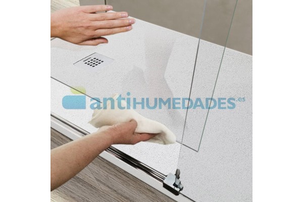 Repelente de agua y manchas Hidrovidro de Idroless para facilitar la limpieza de mamparas y cerámica de baños