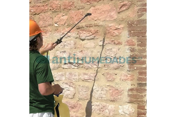 Aplicar pulverizado el Revitalizador Consolidante Silcox DM en fachada