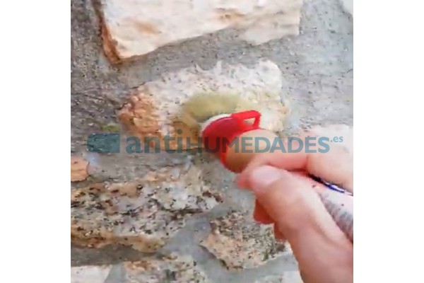Aplicar Hidrófugo Consolidante Fort Idroless para compactar e hidrofugar paredes de piedra