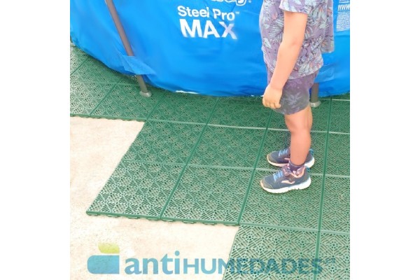 Loseta antihumedad de polipropileno color verde para colocar debajo de piscina.