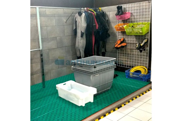 Loseta autoventilada color verde colocada en suelo buceo