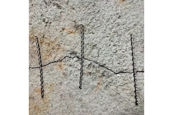 Cosido de grietas con las grapas helicoidales de Sopgal