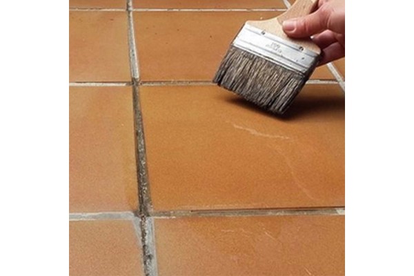 Aplicación de imprimación con brocha antes de pintar