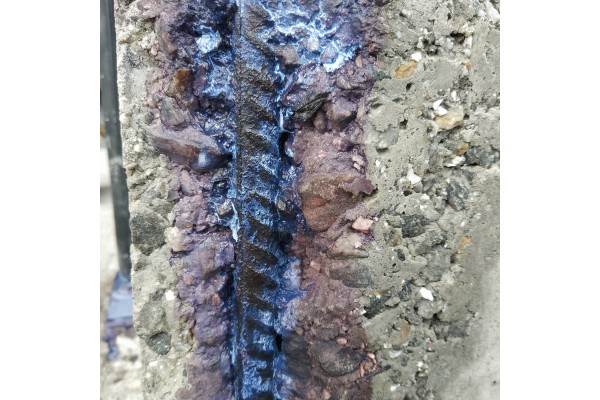 Aplicación de protector de metales sobre hierro oxidado