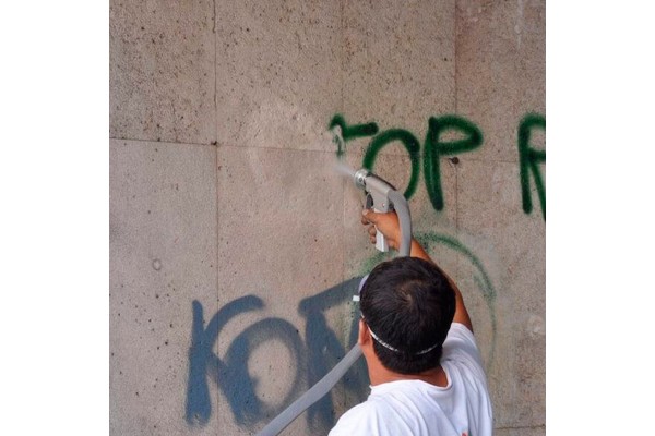 Fácil aplicación del limpiador de grafitis Idroless en paredes