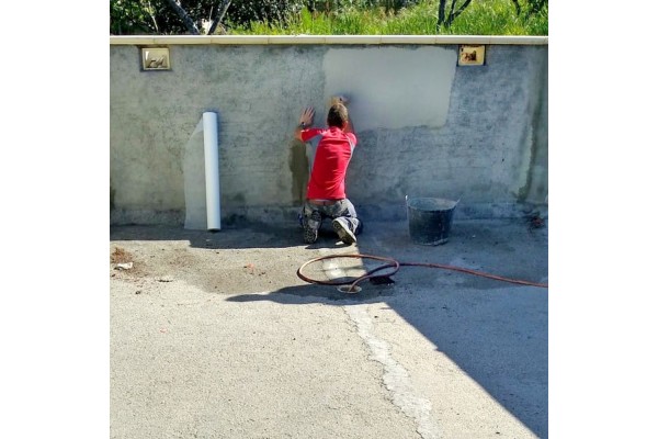 Colocación de la malla de fibra de vidrio en piscina con mortero