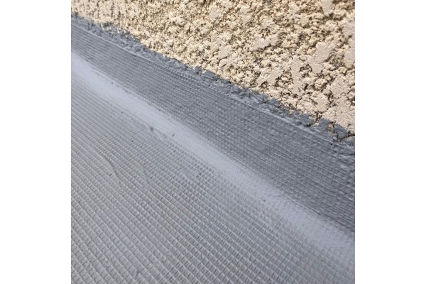 Aplicación de malla de fibra de vidrio junto con pintura impermeabilizante.