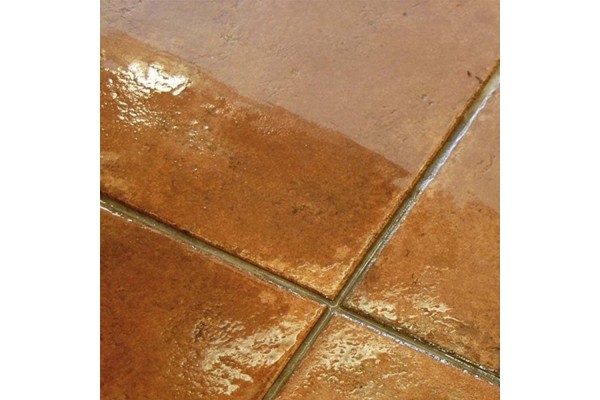 Aplicación del barniz reparador IMP Sopgal en suelo de baldosa