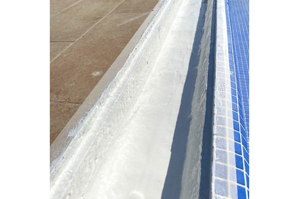 Aplicación de goma liquida especial piscinas en piscina