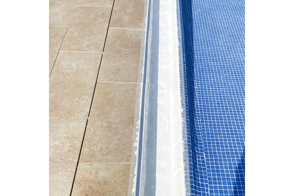 Aplicación de goma liquida especial piscinas en piscina