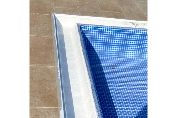 Aplicación de Goma Líquida Especial Piscinas