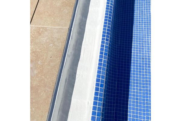 Aplicación de goma liquida especial piscinas en piscina