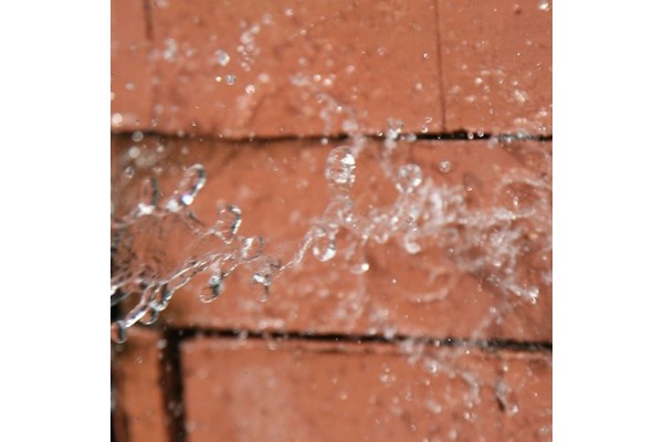 Efecto repelente de agua del Hidrófugo Consolidante de Idroless