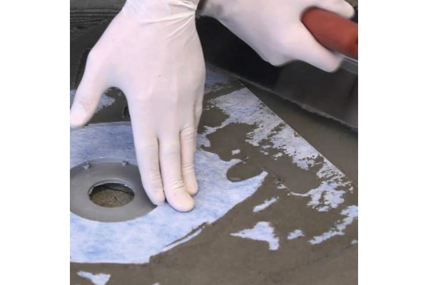 Colocación de lámina impermeable Cumifelt en duchas, piscinas, jacuzzis...