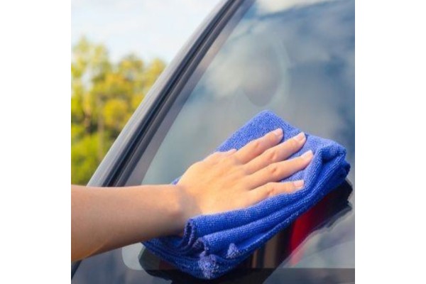 Eliminador de restos de hidrofugante sobre vidrio
