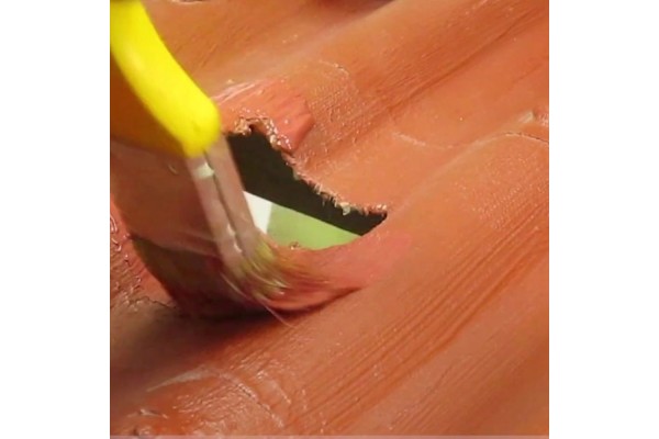 Pintura impermeabilizante color teja aplicada a brocha en tejado