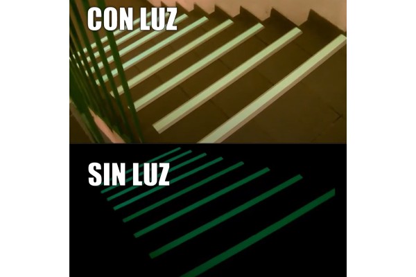 Señalización de escaleras con foton rigid de día y de noche
