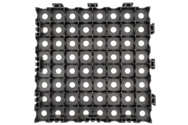 La parte de detrás de la loseta drenante maxi de color negro
