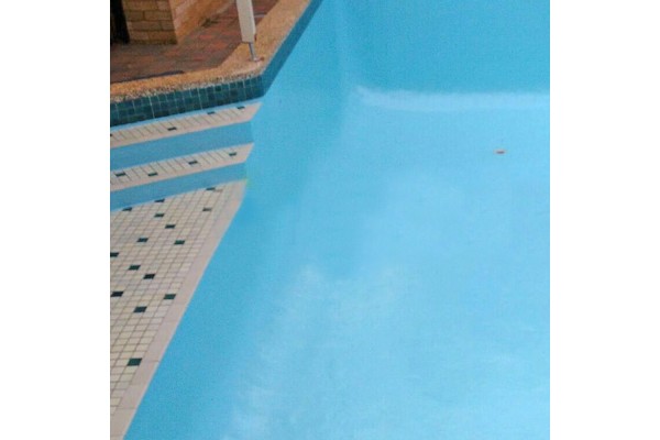 Disolvente para mejorar la adherencia de pinturas para piscinas
