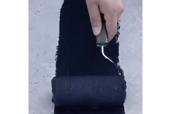 Aplicación en reparación con rodillo de la tela asfáltica impermeable