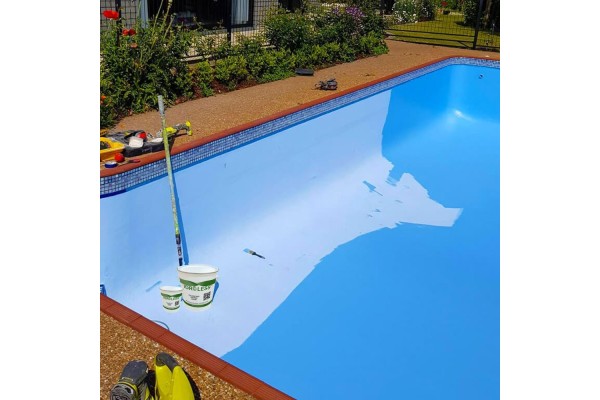 Pintura de poliuretano impermeabilizante Idroless para piscinas