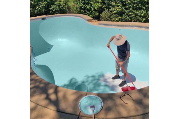 Pintura de poliuretano Idroless color verde para impermeabilización de piscina