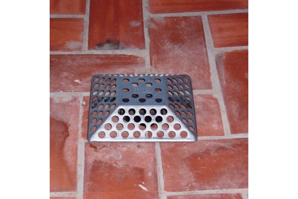Rejilla Piramidal fabricada en acero inoxidable para evitar atascos y obstrucciones en desagües