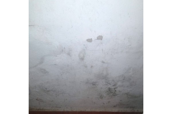 Pared con manchas de humedad por humedades de condensación
