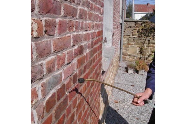 Aplicación de hidrófugo base disolvente en fachada exterior de ladrillo