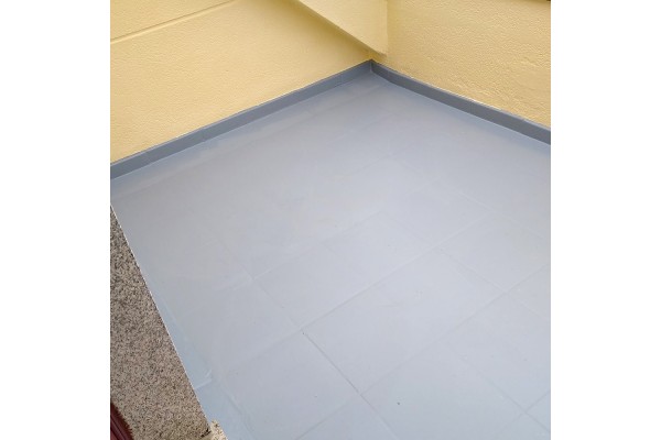 Impermeabilización de terraza con pintura de caucho gris