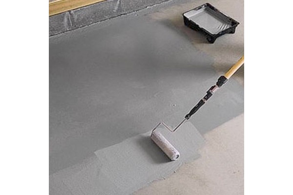 Aplicación de pintura especial para suelos con rodillo