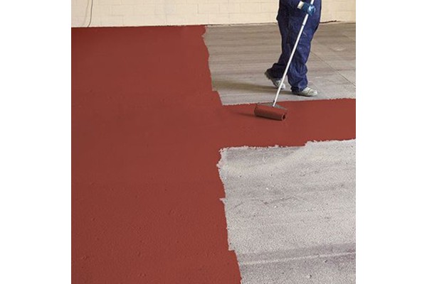 Aplicación de Pintura para Suelos Sopgal en color rojo, aportando gran resistencia al desgaste a la superficie