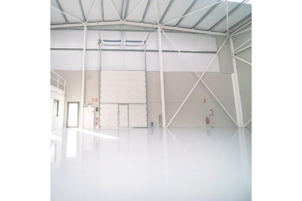 Pintura epoxi suelos en base agua color blanco para almacenes