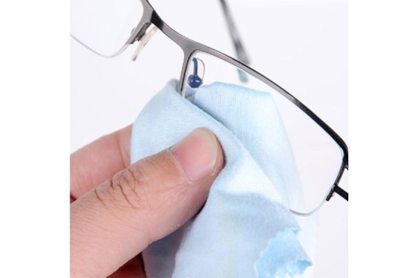 Elimina las manchas de las gafas con el limpiador Clean-Cer