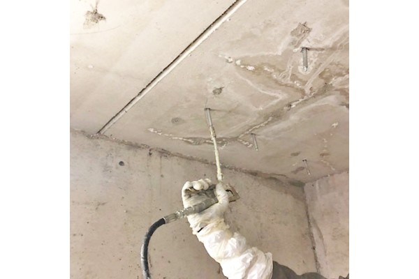 Aplicación Resina Acuorreactiva de poliuretano para sellar las superficies contra las filtraciones de agua