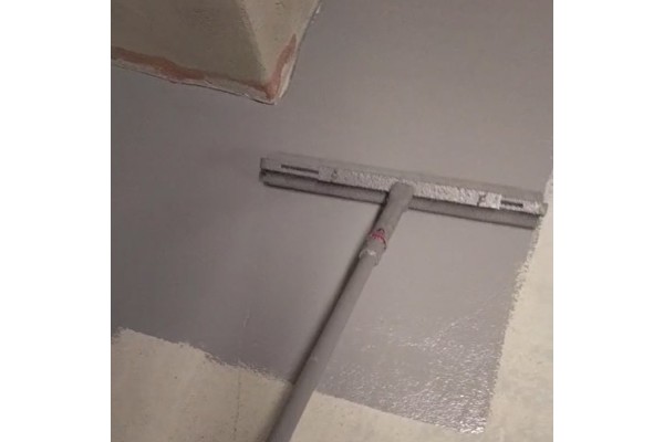Rodillo y portarodillo para crear acabados lisos en suelos