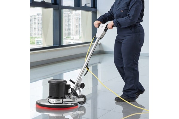 Limpieza de suelo con máquina