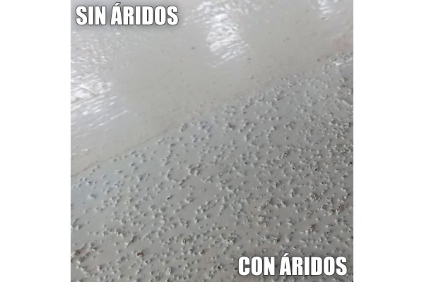 Suelo antideslizante con árido de sílice sopgal aplicado