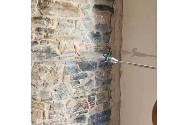 Consolidante hidrofugante Idroless pulverizado en pared de piedra interior