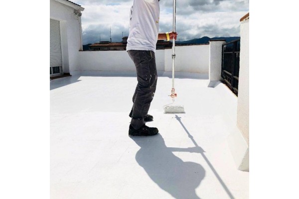 Aplicación de pintura alifática Sopgal a rodillo en terraza