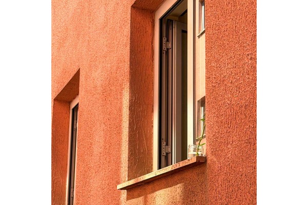 Acabado de corcho proyectado sobre fachada