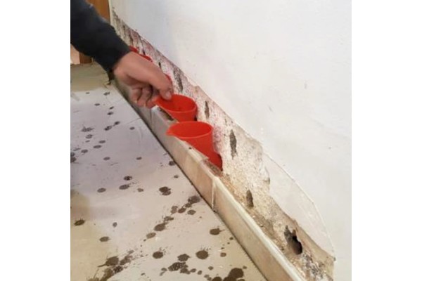 Aplicar tratamiento para humedades por capilaridad en muros