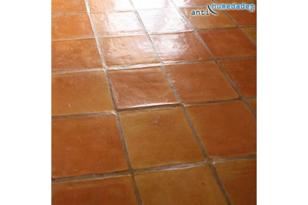 Goma líquida incolora elástica aplicada sobre baldosas